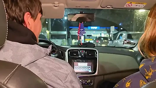 Грязные шлюшки сосут хуй в Uber перед вечеринкой! Поток стука стука