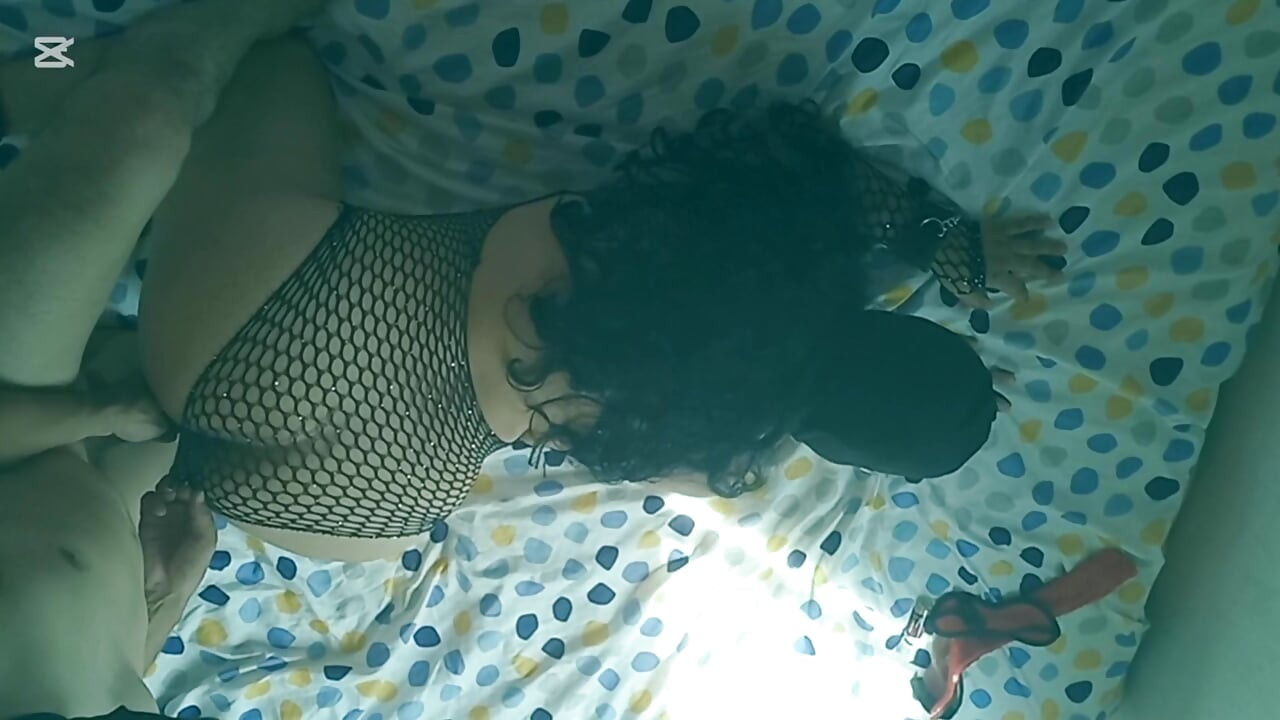 Hintli gerçek evli kadın maskeli gırtlağına kadar alıyor ev videosu