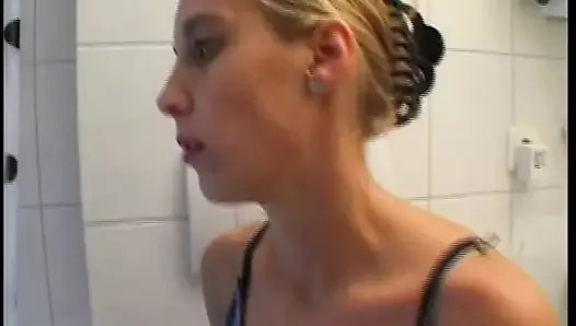Blonde im Bad gefilmt schoene Rasur der Fotze