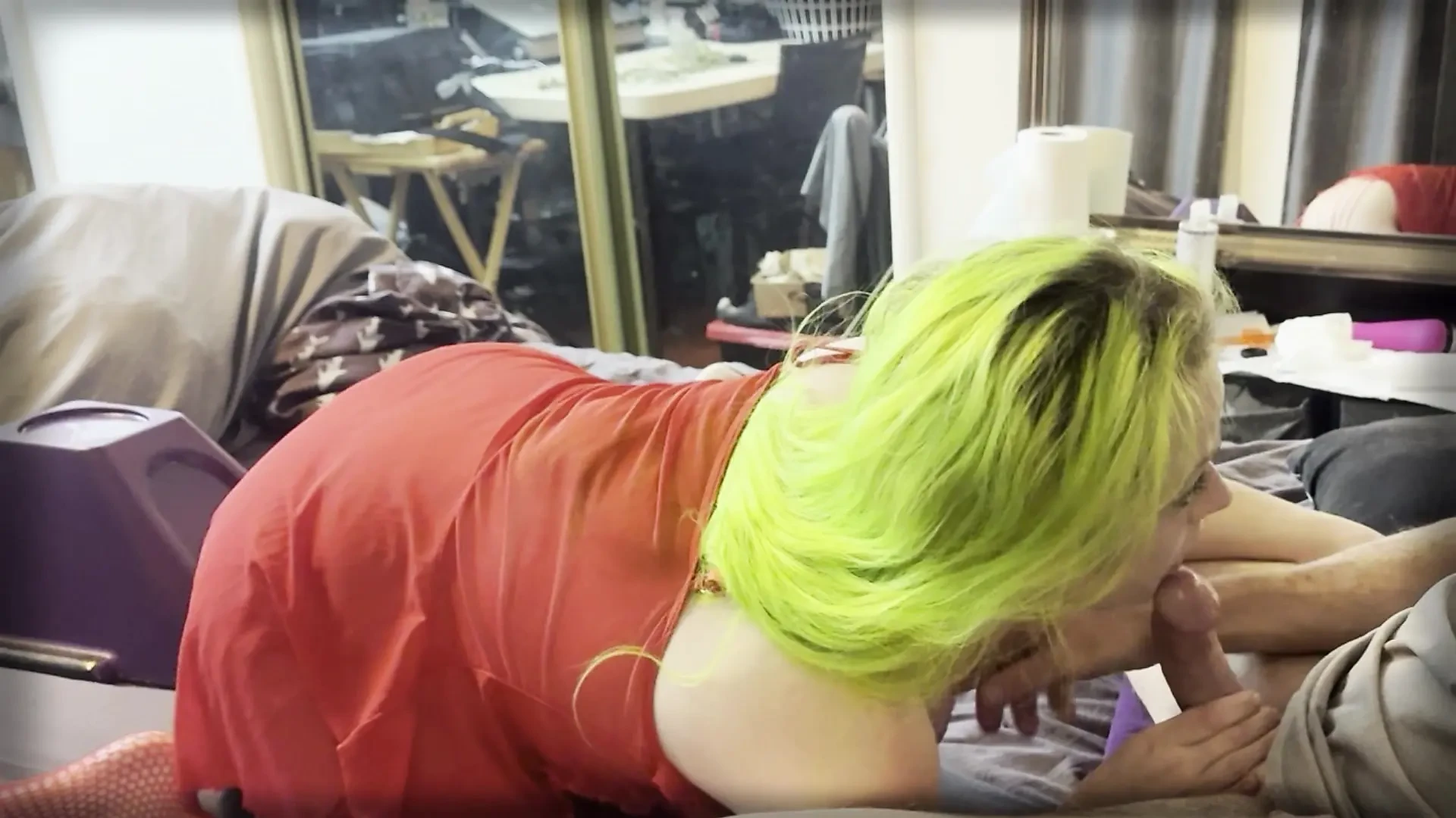 La porta accanto dolly e stunt cazzo - vibratore spinso e ingoia pompino