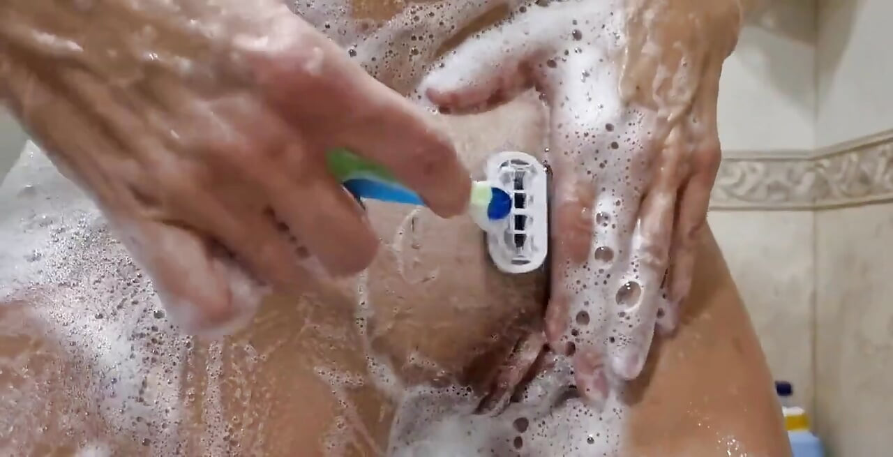 Shaving my pussy.