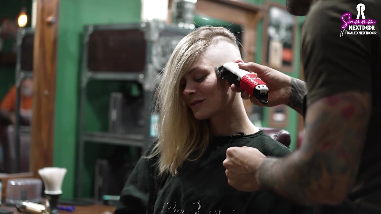 Me follo al barbero porque no tengo dinero para pagar el corte
