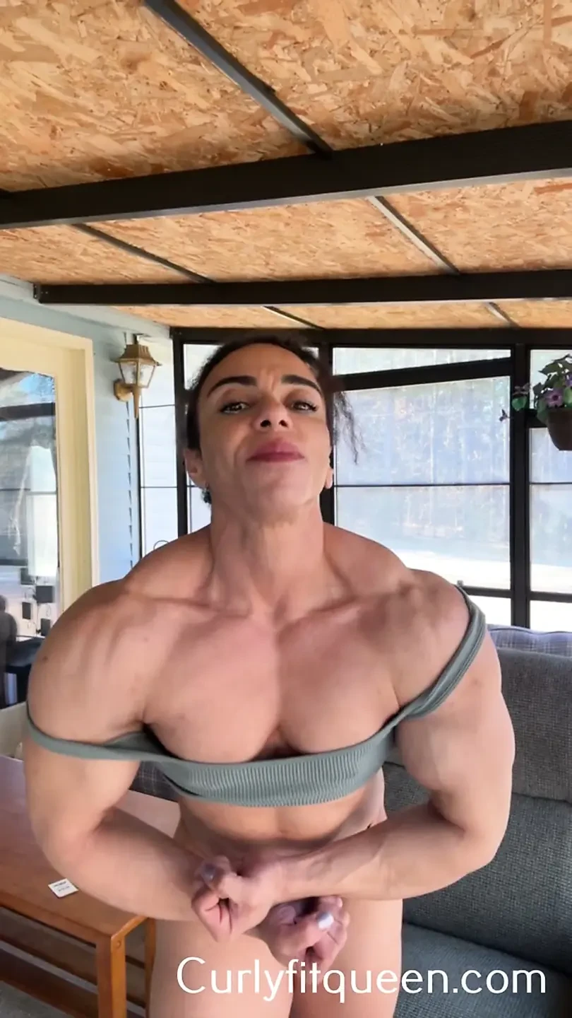 喜欢炫耀各种角度的肌肉发达的妈妈