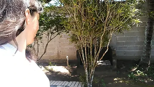 Ich gehe mit offenem Hemd auf der straße.