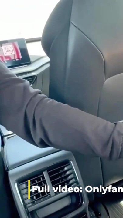 Kona betaler Taxi med en blowjob. Drosjesjåfør ejakulerer i munnen. Kona blinker i en taxi og får hånden inn | Klipp 1