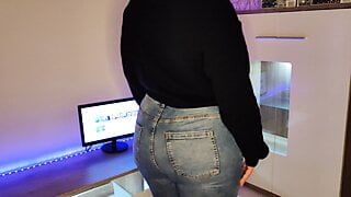 Großer Knackarsch in engen Jeans