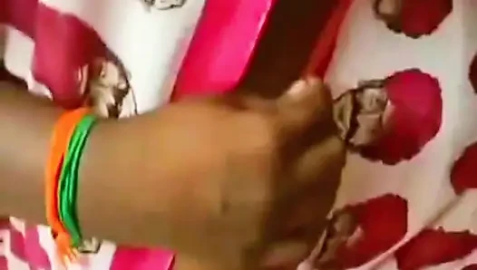 Suami cuckold mengagumi kecantikan istri Desinya yang seksi setelah memintanya untuk memakai saree.