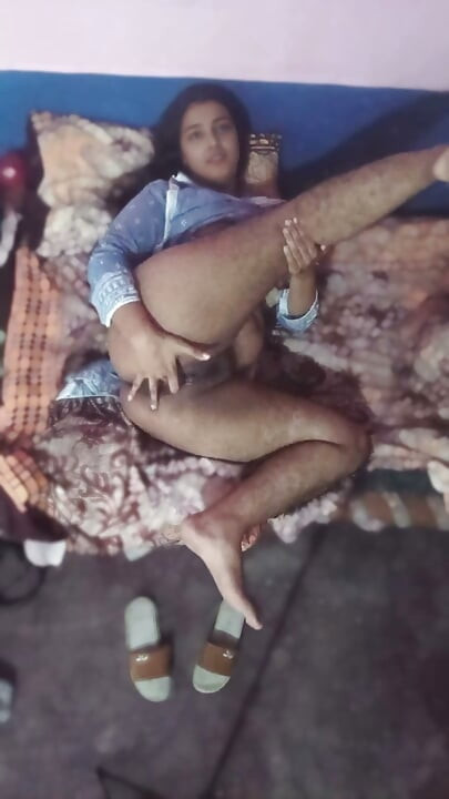 Chica caliente follándose el coño con los dedos en videollamada para su novio, video MMS viral