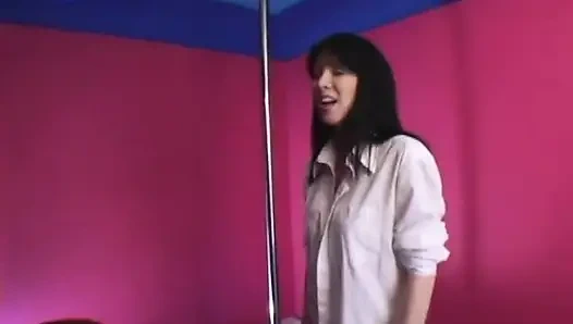 Klasik orta yaşlı seksi kadın direklerde oynuyor