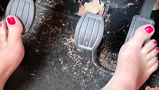 Barfuß und ohne höschen fahren