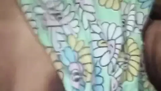 18+ Студентка в первый раз Musterbate с ее большими сиськами и мокрой шри-ланкийской местной