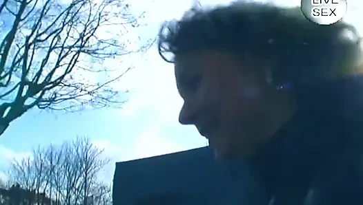 Sarışın kalın cam dildosunu derinden kaydırıyor