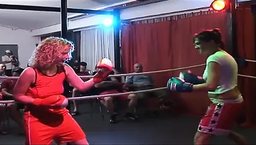 Tropfende rosenknopf-gangbang von blondem reifem schätzchen im Wrestling-ring