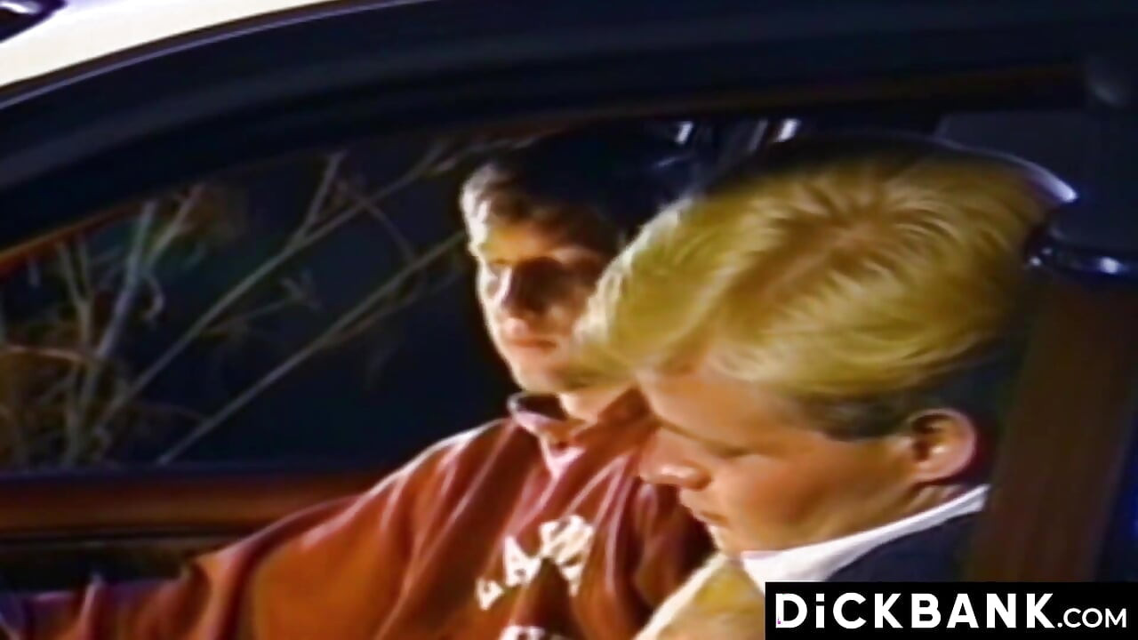 Doi tipi entuziasmați care se bucură de distracție în aer liber