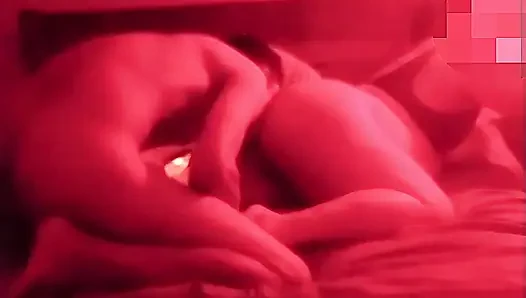 Istri panas berkencan saat suaminya pergi.