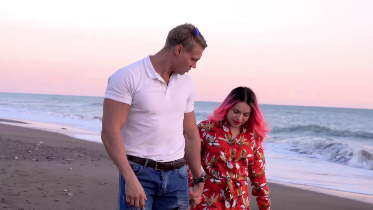 在海滩上浪漫约会后与肌肉发达的男人发生热辣性爱