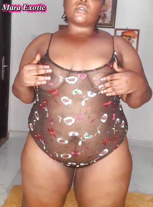 Cewek semok kulit hitam dengan pantat bahenol lagi asik masturbasi sendirian sambil orgasme