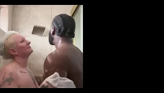 Cewek ini lagi asik nyepong kontol di kamar mandi