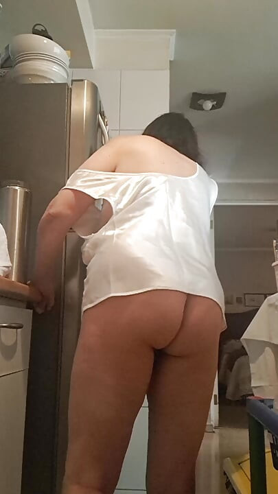 Meu marido estava me gravando sem calcinha na cozinha