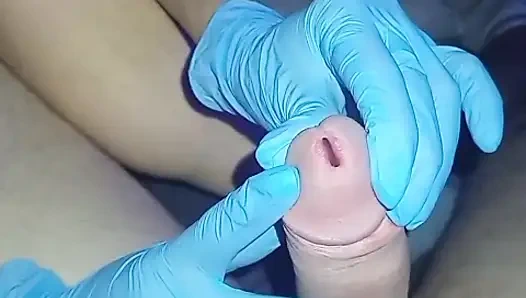 Sanfte Massage mit sterilen Handschuhen, es wird so gemacht, wie er möchte