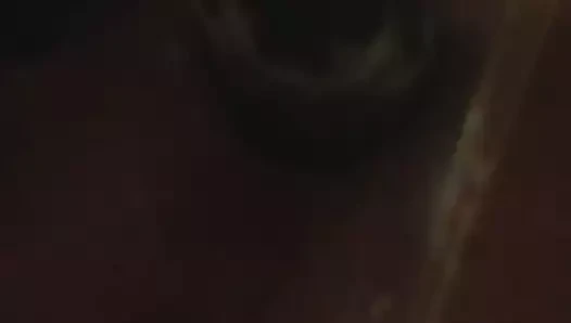 Bir salatalık üzerinde zıplayan