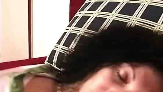 Azgın Esmer Yarak Emiyor Ve Islak Amını Sert Ovuyor