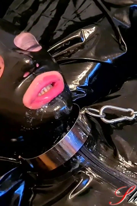 奴隶荡妇-Orgasma Celeste穿着乳胶口水喷在黑色假阳具上