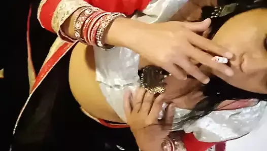 Une Indienne sexy aime le sexe avec des préliminaires