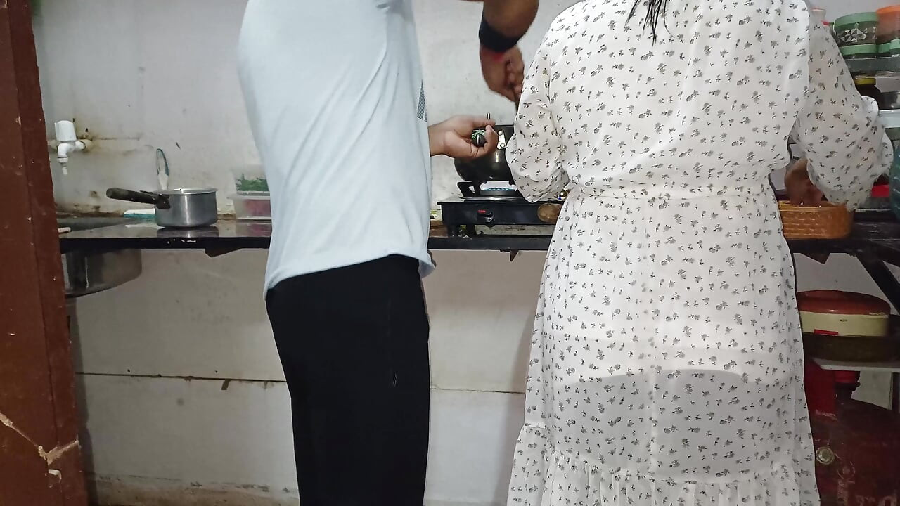 我在廚房房間裡操我嫂子，當時她正在做飯
