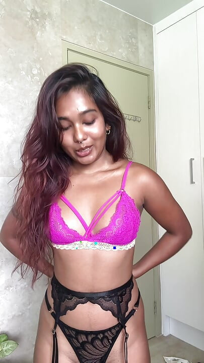 Schau zu, wie dieses kleine desi-mädchen Mia Z süße dessous anprobieren