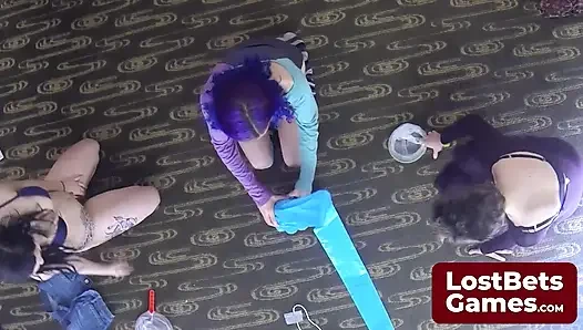 Striptiz Elefino önce kaybedenin iç çamaşırını soyun