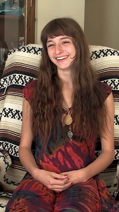 Willow享受她那浓密的阴户 - 完整 4k 重制版