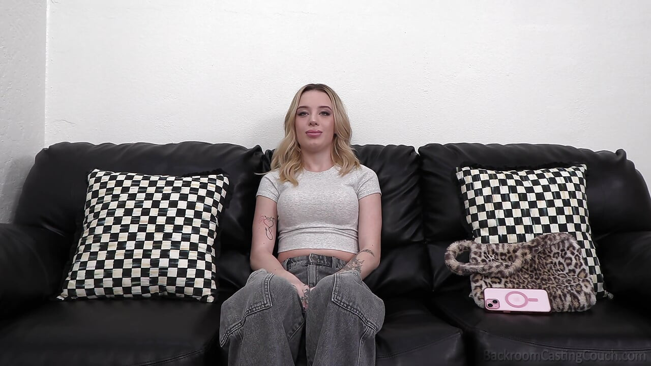 नई लड़की को पता चला कि वह चुदाई और फेशियल के लिए साइन अप कर रही है