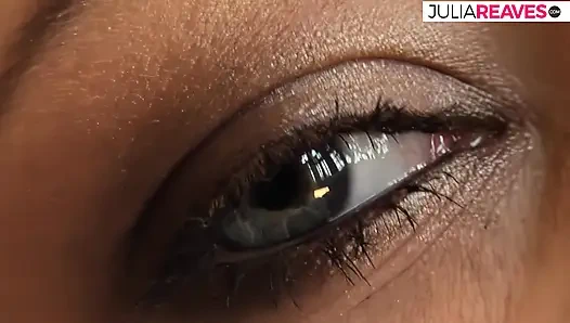 Горячая девушка трахает свою мокрую киску длинным дилдо