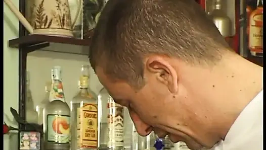 Tante seksi dengan stoking ketat lagi asik muasin memeknya pakai dildo dan dientot sama cowok berondong