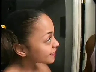 小黑人女学生特蕾西正在卖屁股糖果