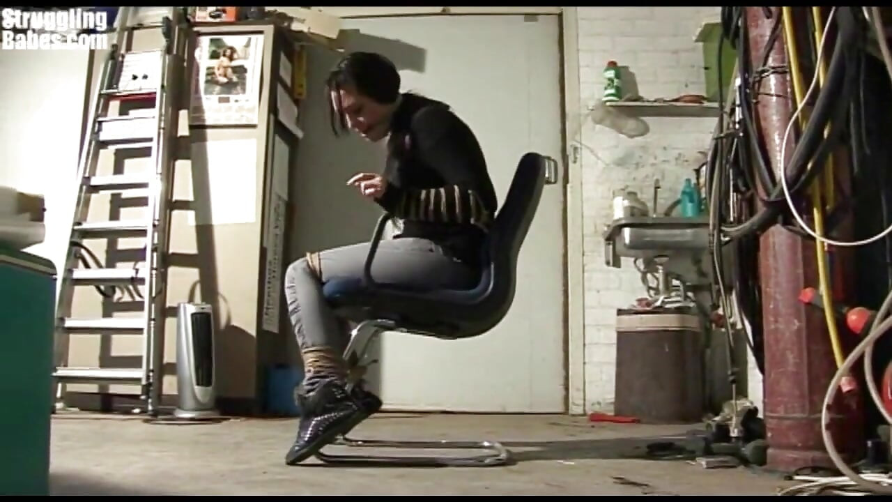 Kjempende Babe Chairtied Cleavegagged