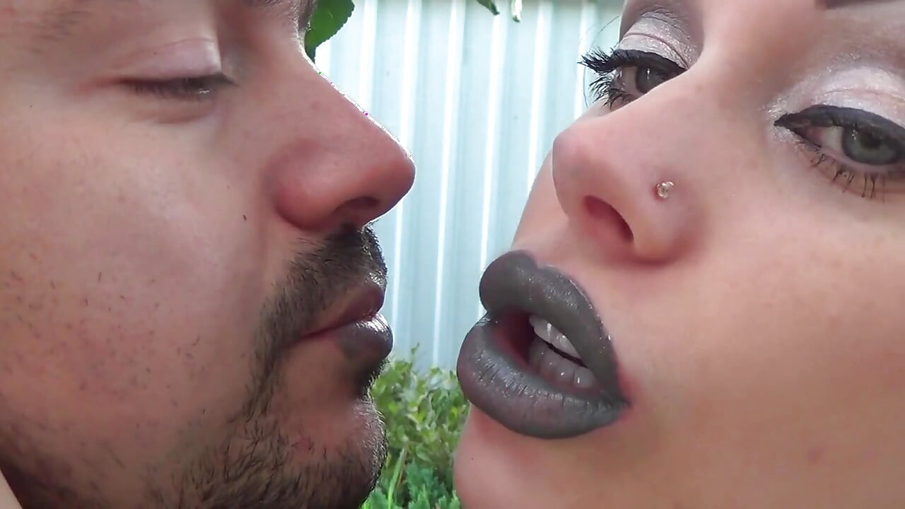 Alex bedekken met kaki glanzende lippenstift kust overal over zijn gezicht buitenshuis! + Weinig tongspel!