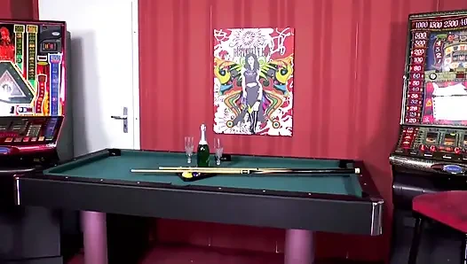 Deutsches amateur-paar auf dem billardtisch