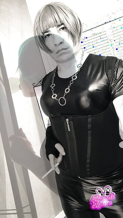 Η Sissy Slut Kandi παίζει με τον εαυτό της και το PMV της