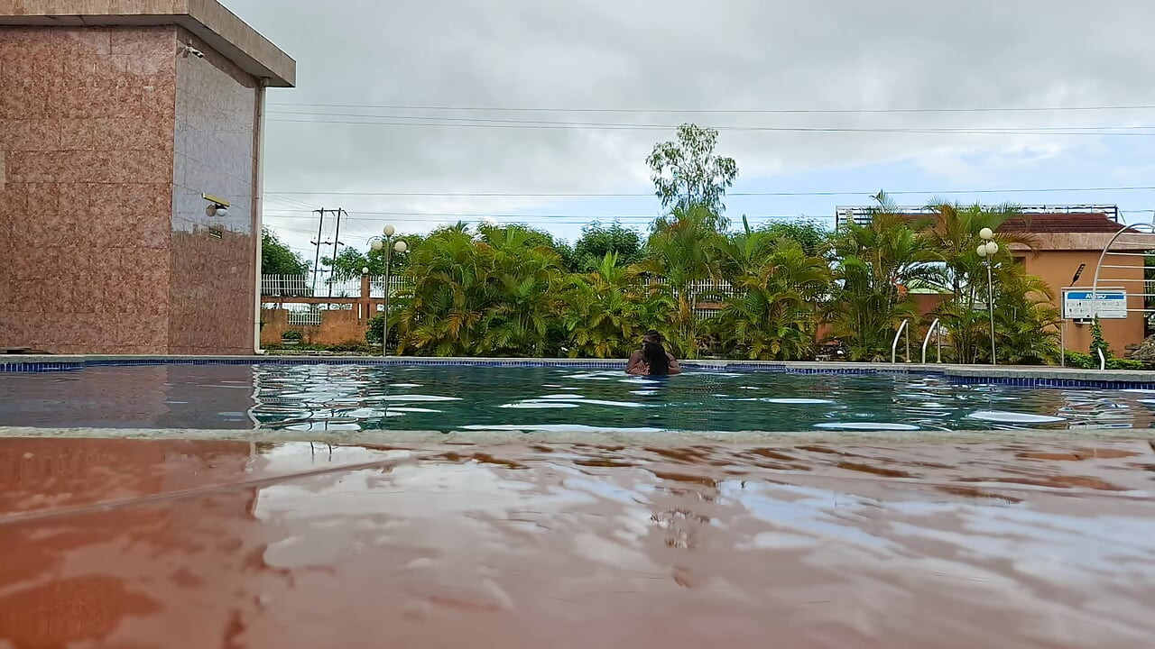 Esperma boiando na piscina, sexo duro na água, duplo orgasmo