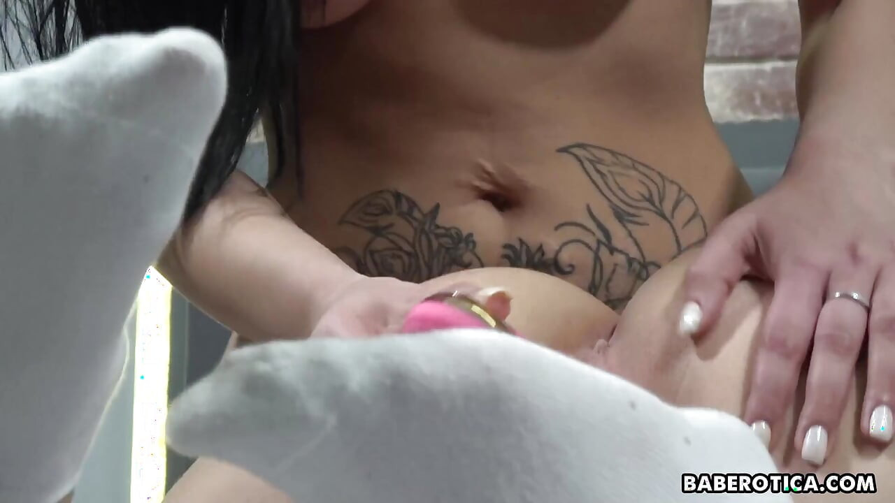 Angel Kriss ve Kaily biraz lezbiyen eğlencesi için stüdyomuza geliyor