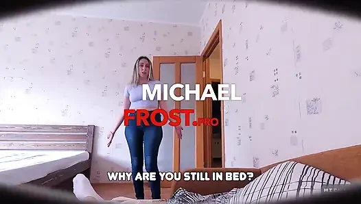 Nur ein stiefmutter-blowjob tief in den hals lässt ihren stiefsohn aus dem bett kommen