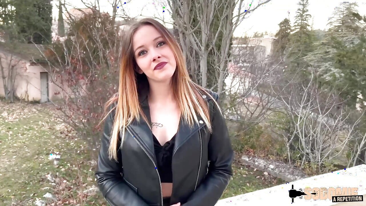 Skyla nu uită de anal pentru primul ei sex în grup