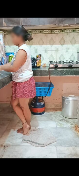 Minha doce namorada me dá prazer na cozinha e, em seguida, sofá hardcore sexo