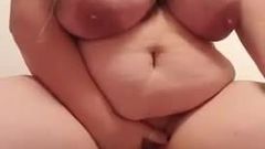 Сложенная толстушка мастурбирует