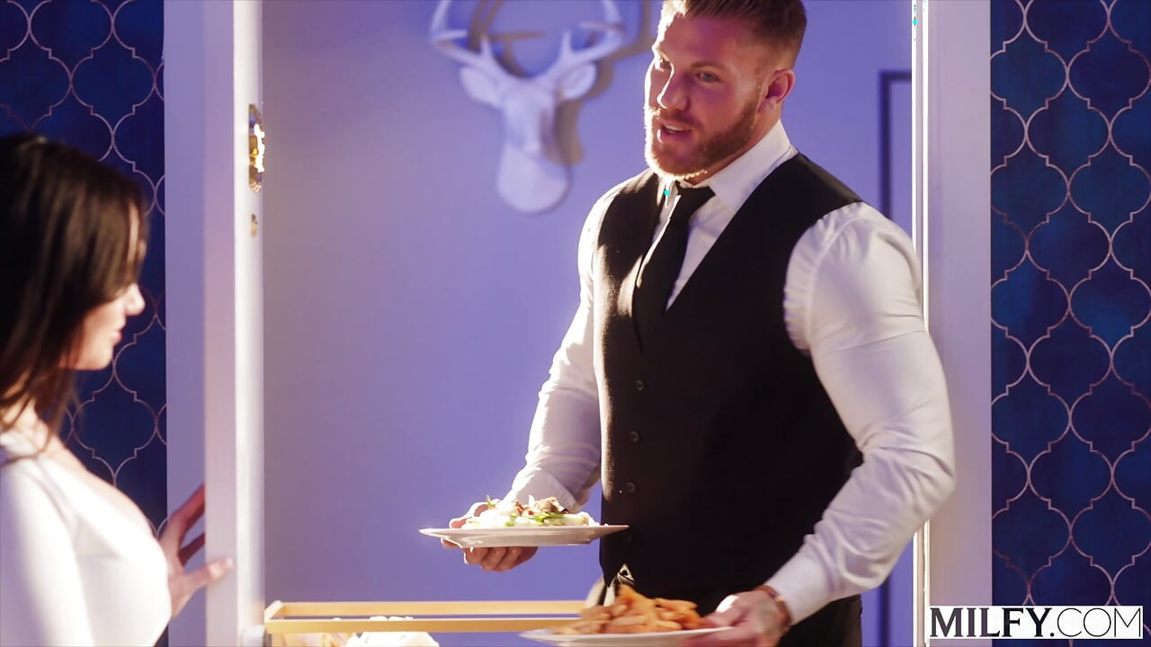 MILFY Sexede MILF'er Anissa Kate Og Paris Lincoln Suger Og Knepper Room Service Guy