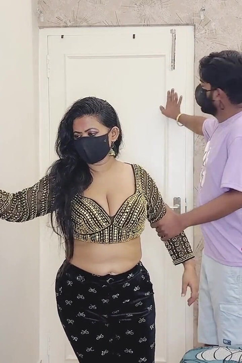Üvey annenin yeni sutyen, kıllı amcık
