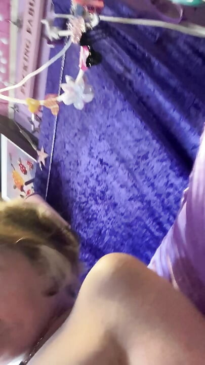 Sexig squirter med knullande bröst slutar att röka mitt i wank efter hennes orgasm går AWOL