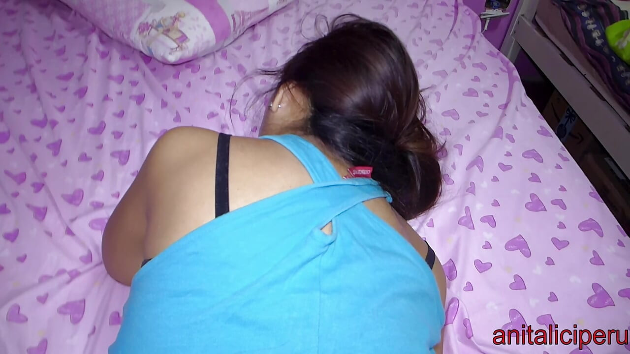 לטינית מזדיינת עם הארכת זין בתחת עד שהיא מגיעה לאורגזמה